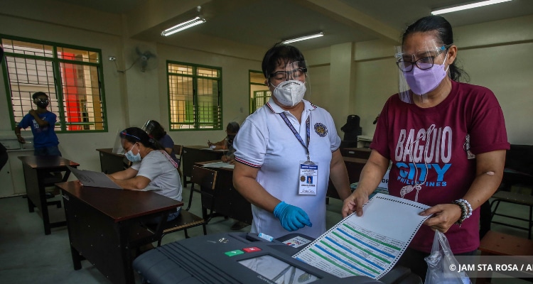 Step 6 Insert the Ballot into the Vote Counting Machine (VCM)